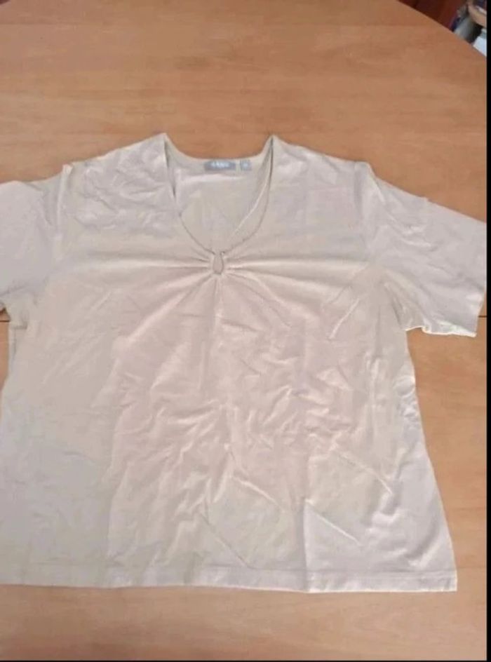 T-shirt TAILLE 46 très bon état
