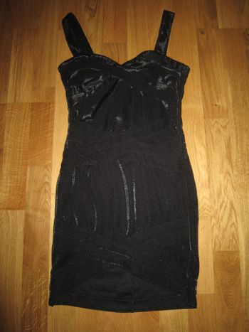 belle robe noire brillante divided comme neuve 36