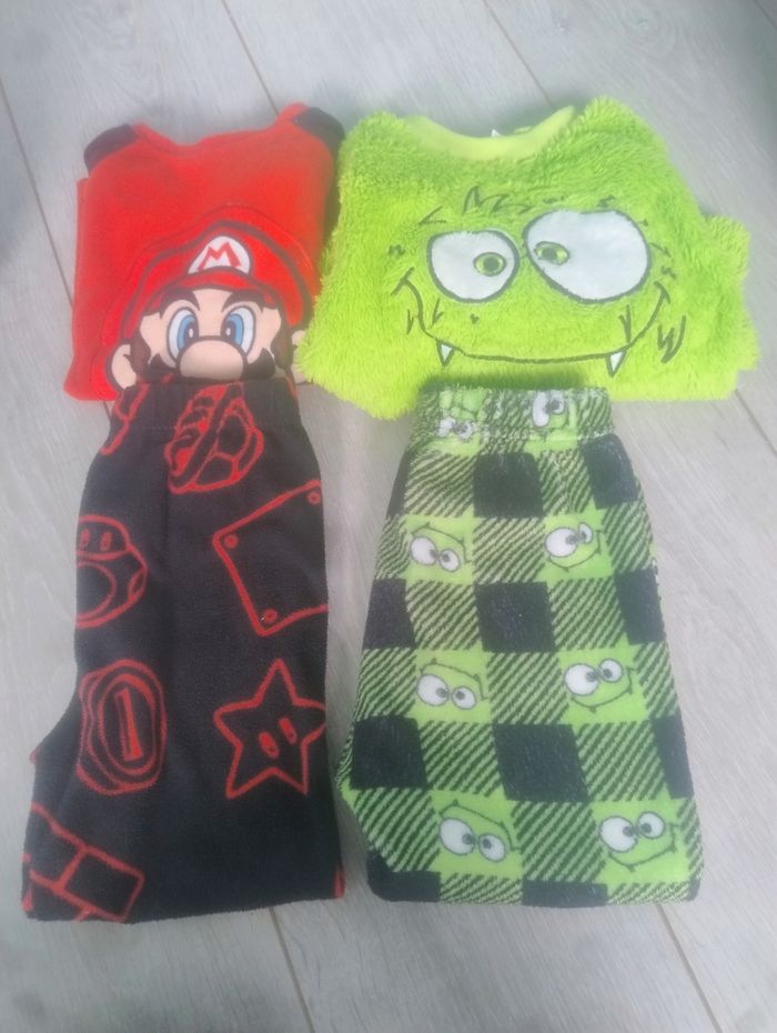 Vends lot de 2 pyjamas en très bon état 4 ans