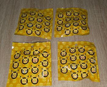 Lot de 4 figurines mystères pokemon neuf