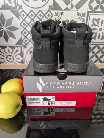 Chaussures garçon. Taille 30. Chaudes, légères au poids. Neuf. Skechers