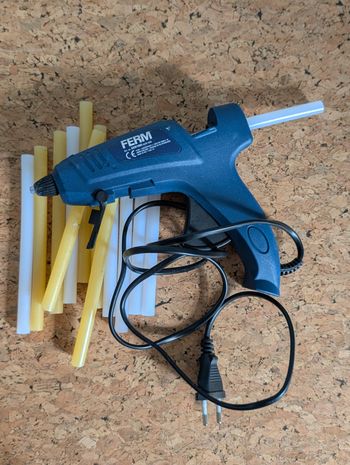 Pistolet à colle et quelques bâtons de colle