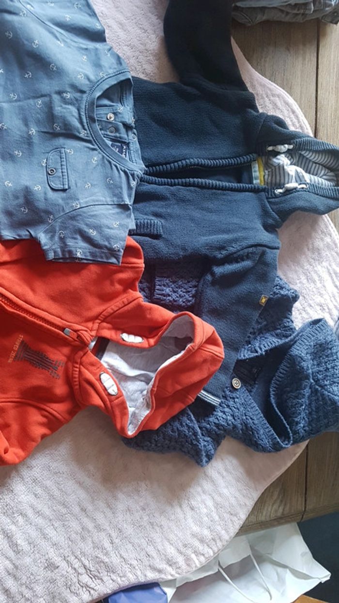 Lot 3 gilets et 1 tshirt