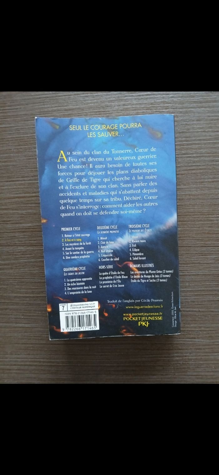 Livre la guerre des clans a feu et a sang Erin Hunter - photo numéro 2