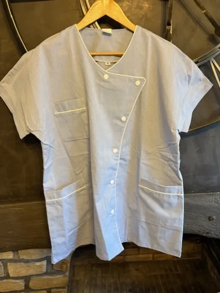 blouse de travail femme bleu ciel taille 42 / XL neuve
