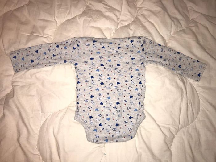 Lot Disney comprenant une grenouillère et un body - photo numéro 8