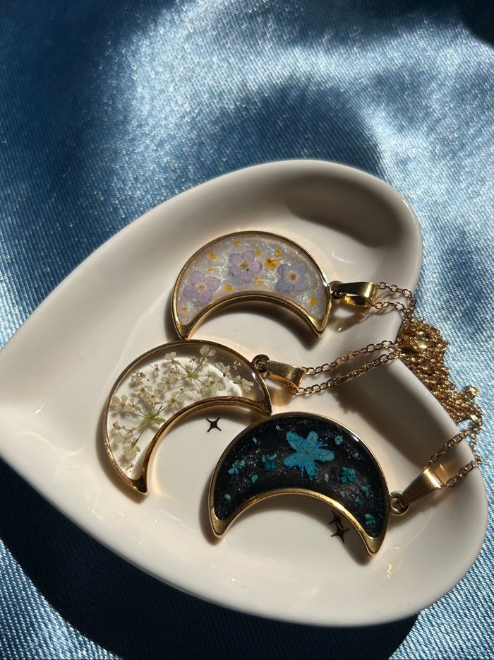 Collier doré avec pendentif - lune