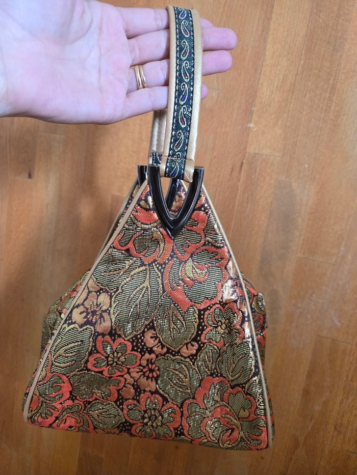 Sac à main aux broderies cuivrées orange