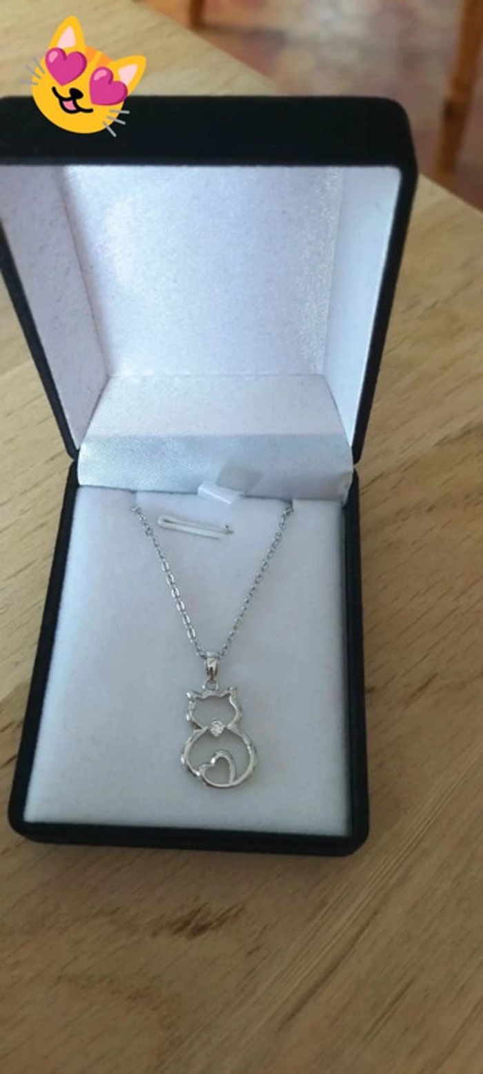 Collier argenté pendentif chat avec pierre