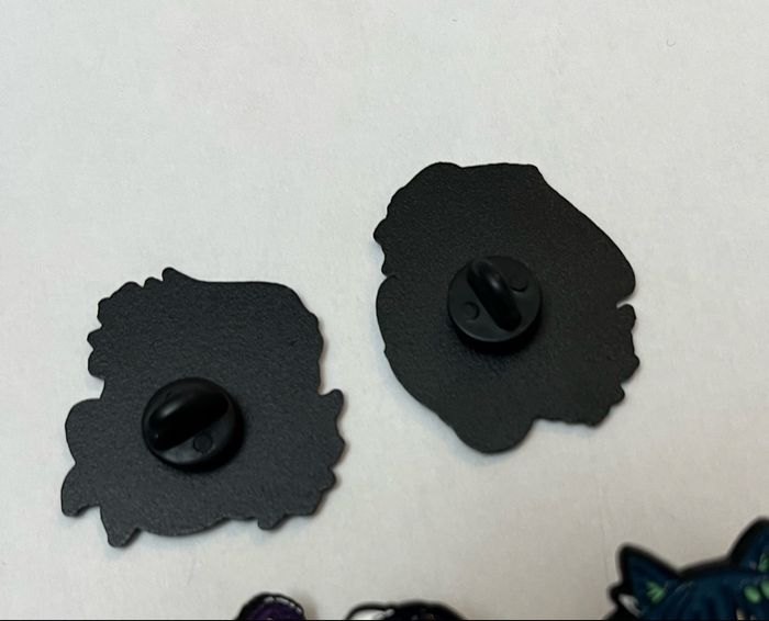 Lot de 5 pin’s « Les carnets de l’apothicaire » neuf - photo numéro 2