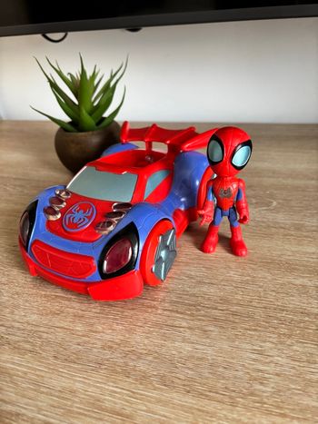 Figurine+voiture rouge lumière et son spidey et ses amis
