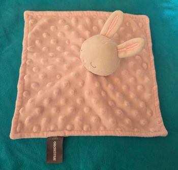 Doudou Lapin carré plat rose relief boules - Orchestra