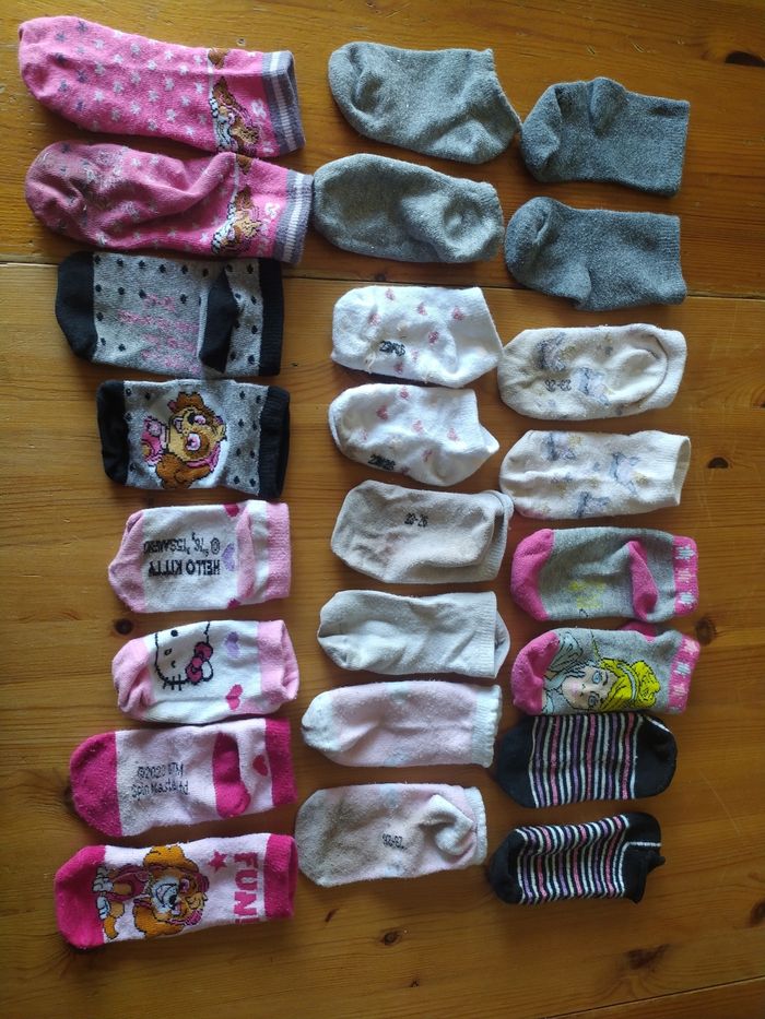 Lot chaussettes, collants, pantoufles, gants 23-26 - photo numéro 2