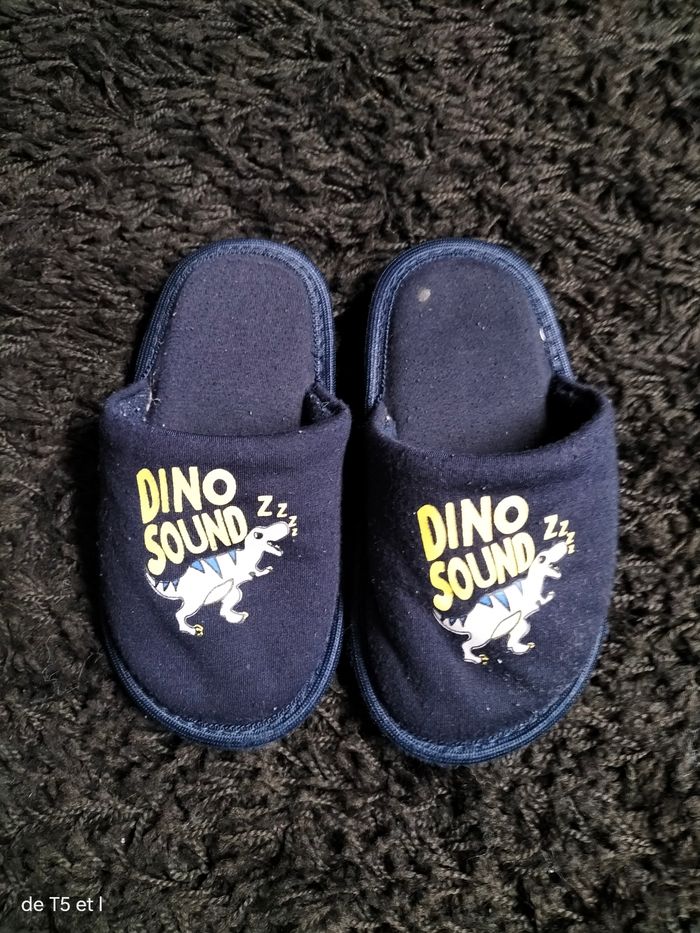 Chausson enfant bleu marine motif dinosaure taille 30