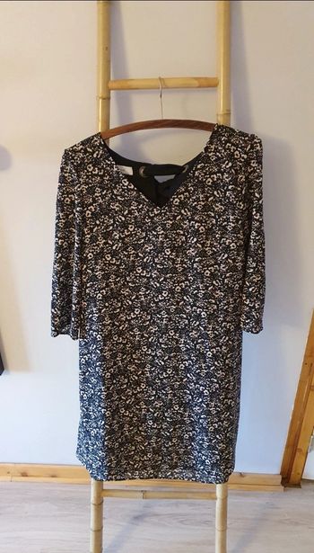 Robe imprimée fleurs avec foulard dans le dos