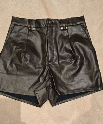 Short femme en similicuir marron