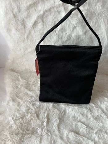 Sac, sacoche noire à bandoulière  Dimensions hauteur 22 cm, largeur 19 cm
