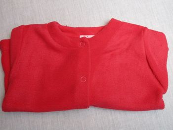 Gilet rouge, 3 mois