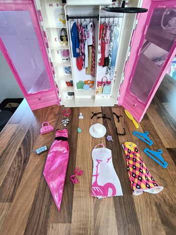 Dressing rose barbie avec tenues et nombreux accessoires