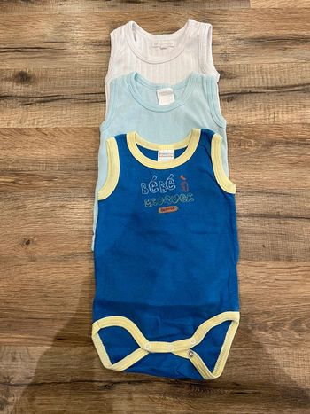 Lot 3 bodies sans manches 6 mois