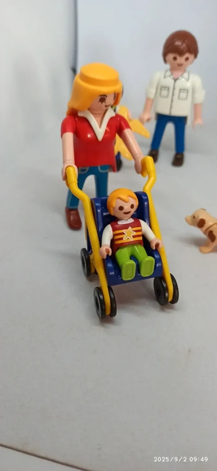 Famille avec enfants bébé et poussette playmobil - photo numéro 3