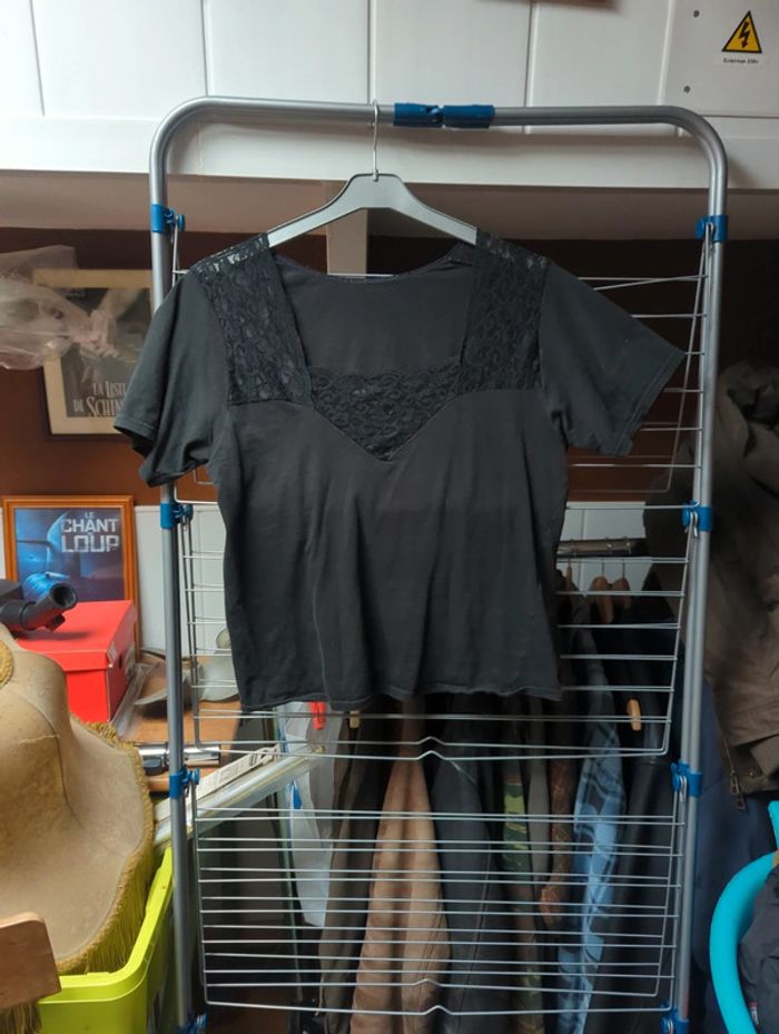 T-shirt noir avec dentelle