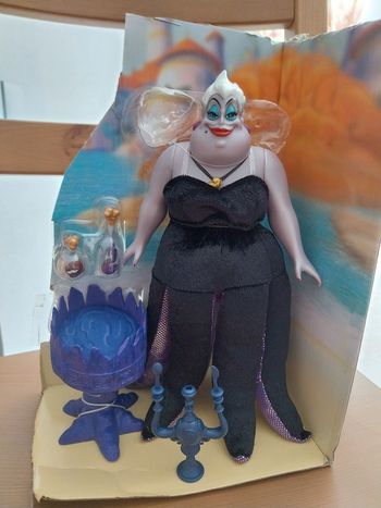 Poupée Ursula et accessoires sorcière et potions Coffret Disney La Petite Sirène