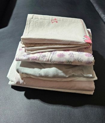 Comprend 7 articles :
- 2 draps housse (blanc et gris) 100% coton
- 1 alèse imperméable ( blanche)
Dimensions : 60 × 120 cm
État : comme neuf car non utilisés
Marque : mots d'enfants
Ont été lavés pour la mise en vente.
- 1 housse de couette révers