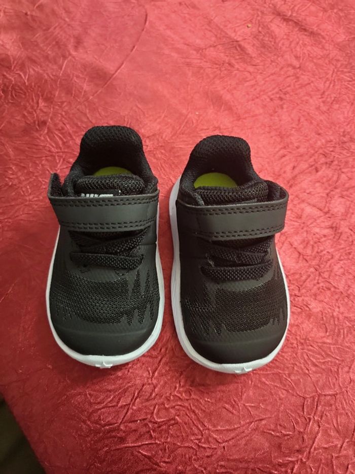 Baskets NIKE Bébé taille 17 - photo numéro 2