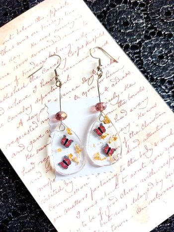 boucles d'oreilles pendantes en résine transparente avec papillon et feuilles d'or