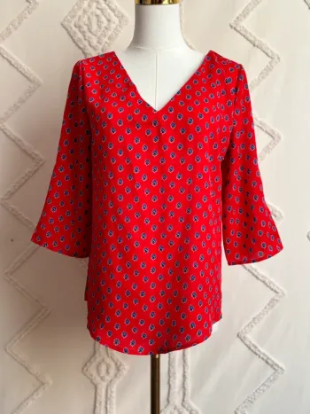Blouse rouge imprimée bohème chic – col V devant et dos dentelle – Noémie & Co – taille S