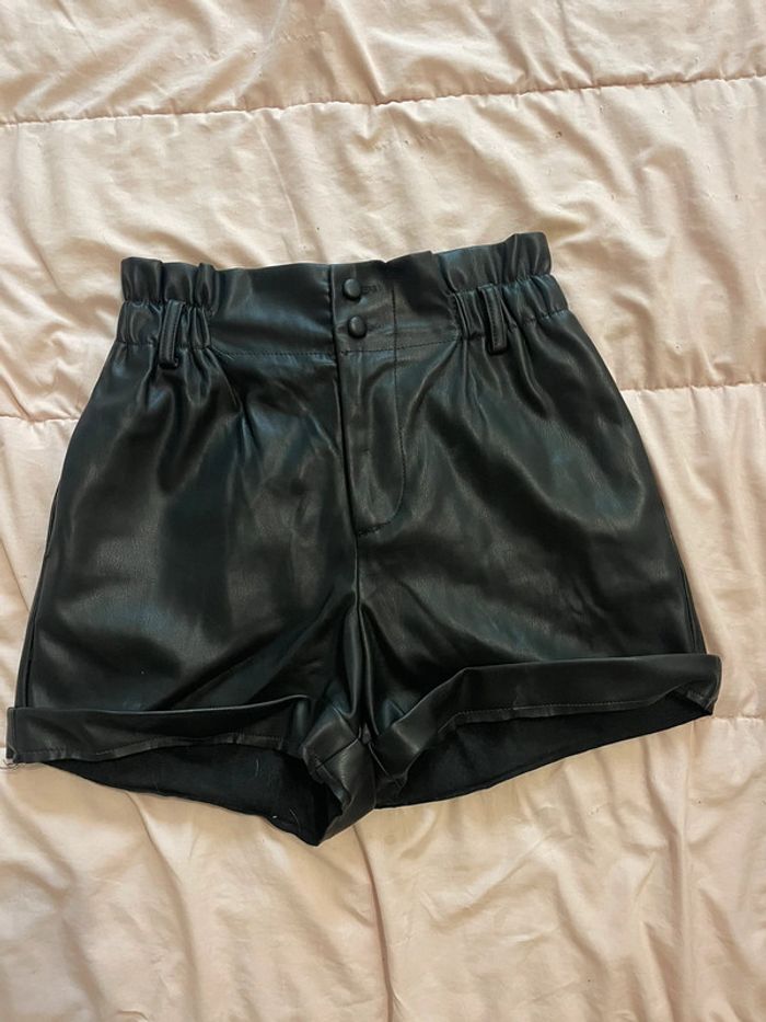 short en cuir