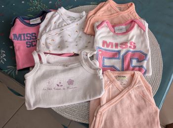 Lot de 5 bodys 1-3 mois manches courtes/sans manches.