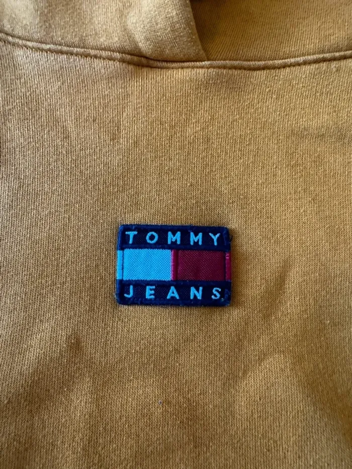 Sweat Tommy jeans couleur moutarde, bon état mais petite trace, taille XS - photo numéro 3