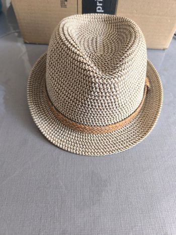 Chapeau quasi neuf