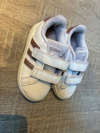 Baskets Adidas 23 TBE