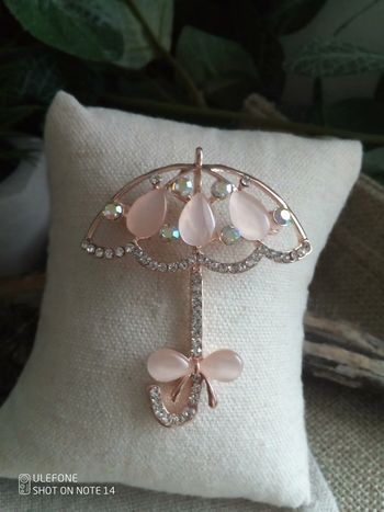 Broche parapluie avec pierres oeil de chat naturelles