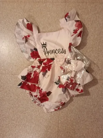 Combinaison d'été avec un nœud pour les cheveux