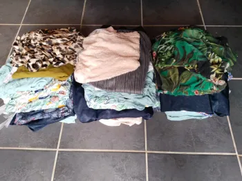 Énorme lot de 41 vêtements neufs de marque Kiabi taille 42 et 42/44