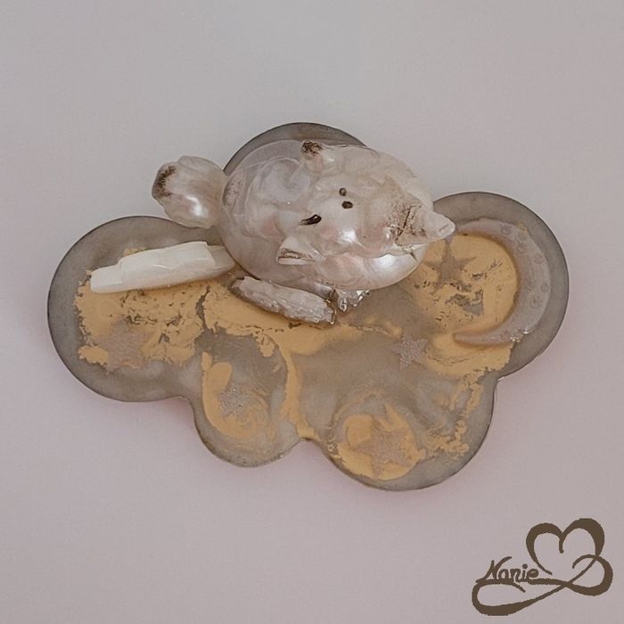 Licorne beige doré sur son nuage avec des nuages et une lune🌙☁️ - photo numéro 3