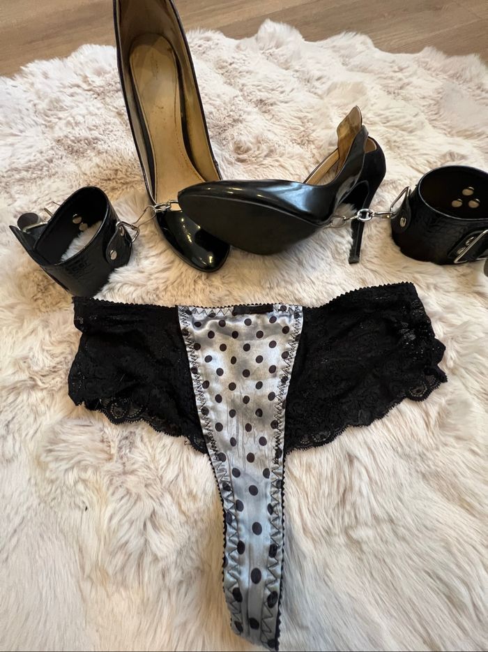 Tanga dentelle à pois