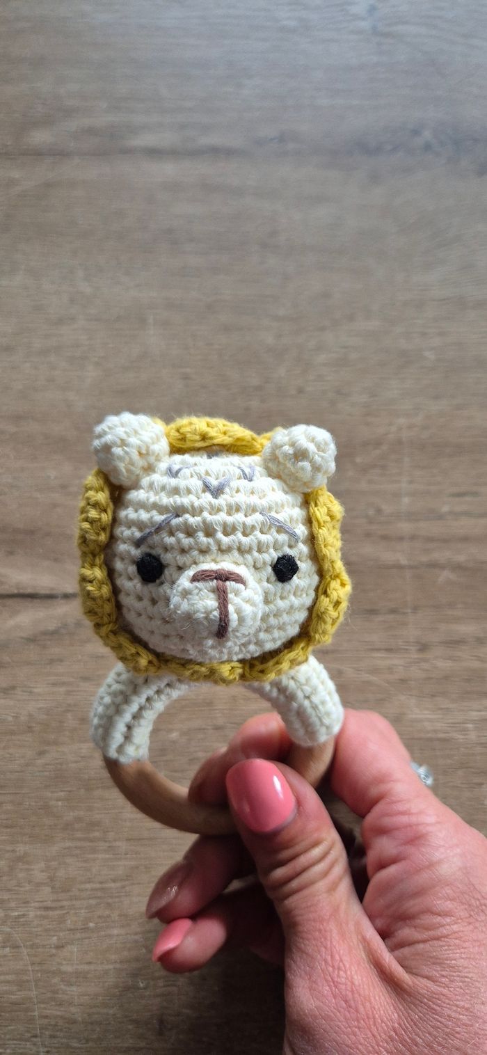 Hochet de dentition en bois et crochet 🦁 - photo numéro 2