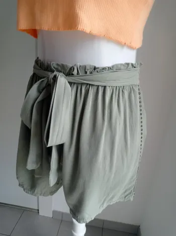 Short kaki style clou sur les côtés avec ceinture intégrée T.36/38 Miss culture Sud