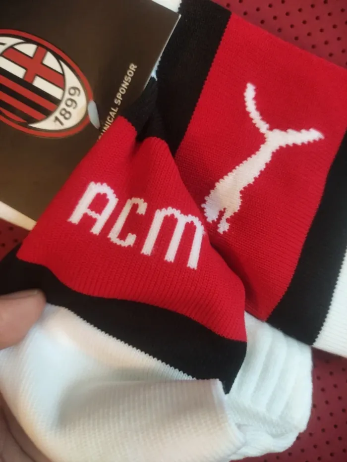 Chaussettes de foot Milan AC, Puma Authentique Officiel taille 31/34, Neuf - photo numéro 2
