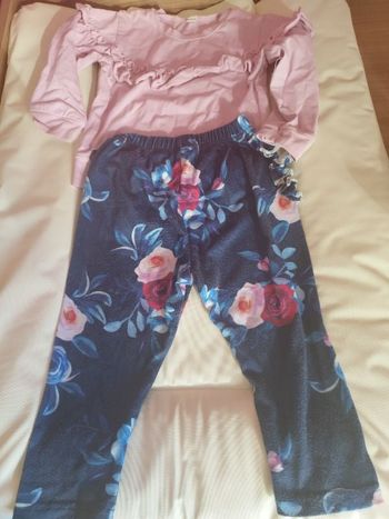 Haut rose clair avec pantalon fleuri