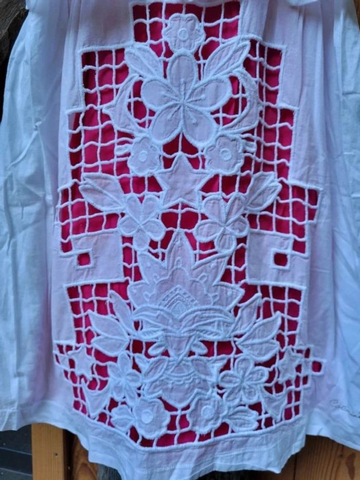 Splendide robe d'été Catimini, originale dentelle, blanche et rose fuchsia - photo numéro 3