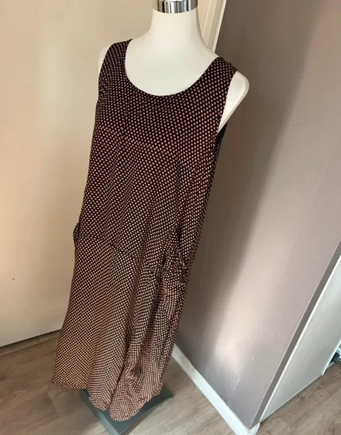 La fée Maraboutée robe longue été coupe déstructurée oversize noir à pois orange - photo numéro 3