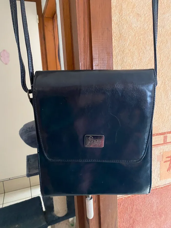 🎒 Sacoche noire chic AS en simili cuir – très bon état - photo numéro 2
