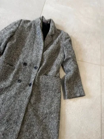Manteau billevesée Paris, bon état mais les poches sont déchiré à l'intérieur, taille L