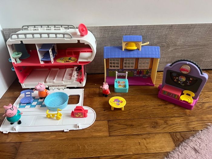 Camping car et école peppa piG